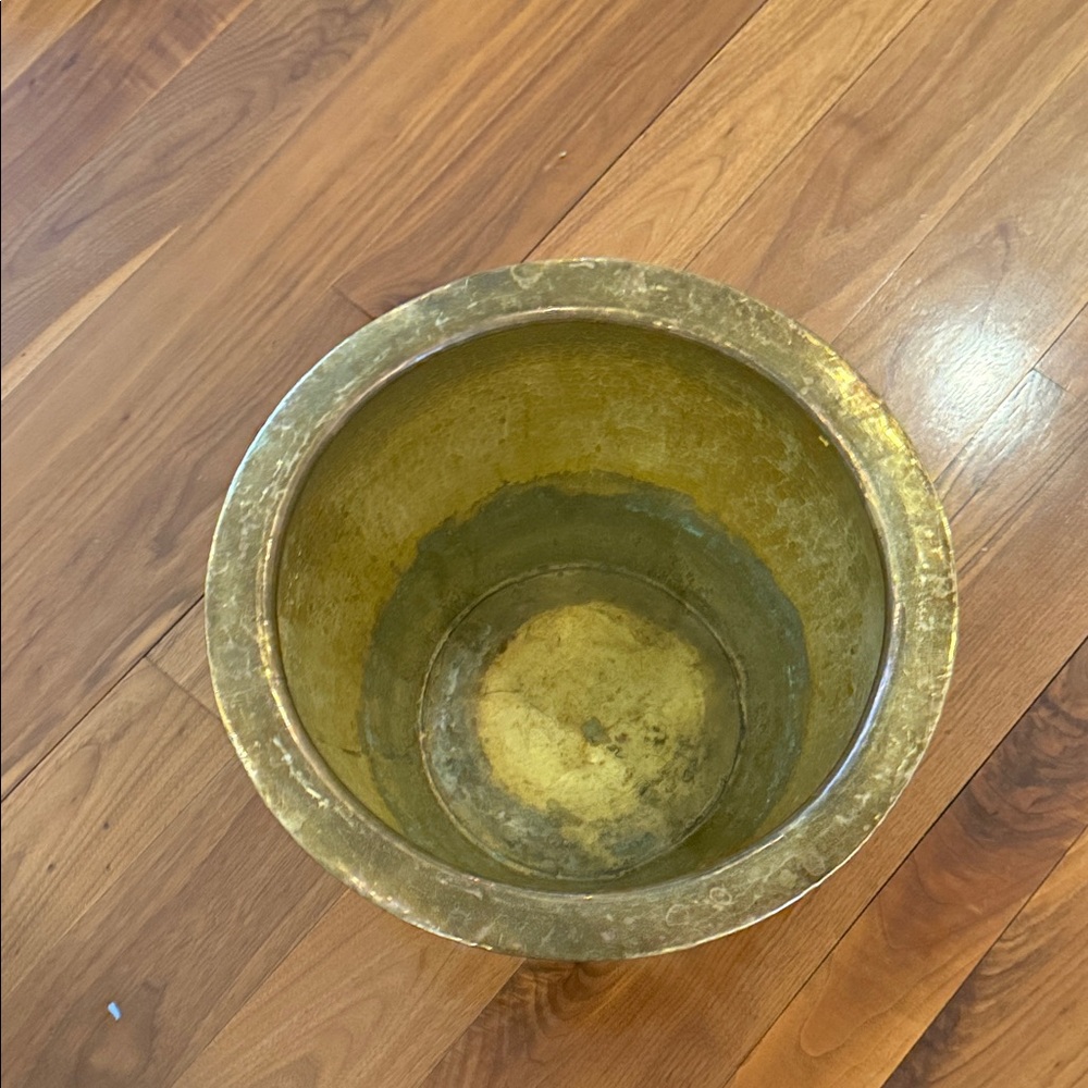 Brass Hammered Metal Foo dog Planter large. - Picture 8 of 9
